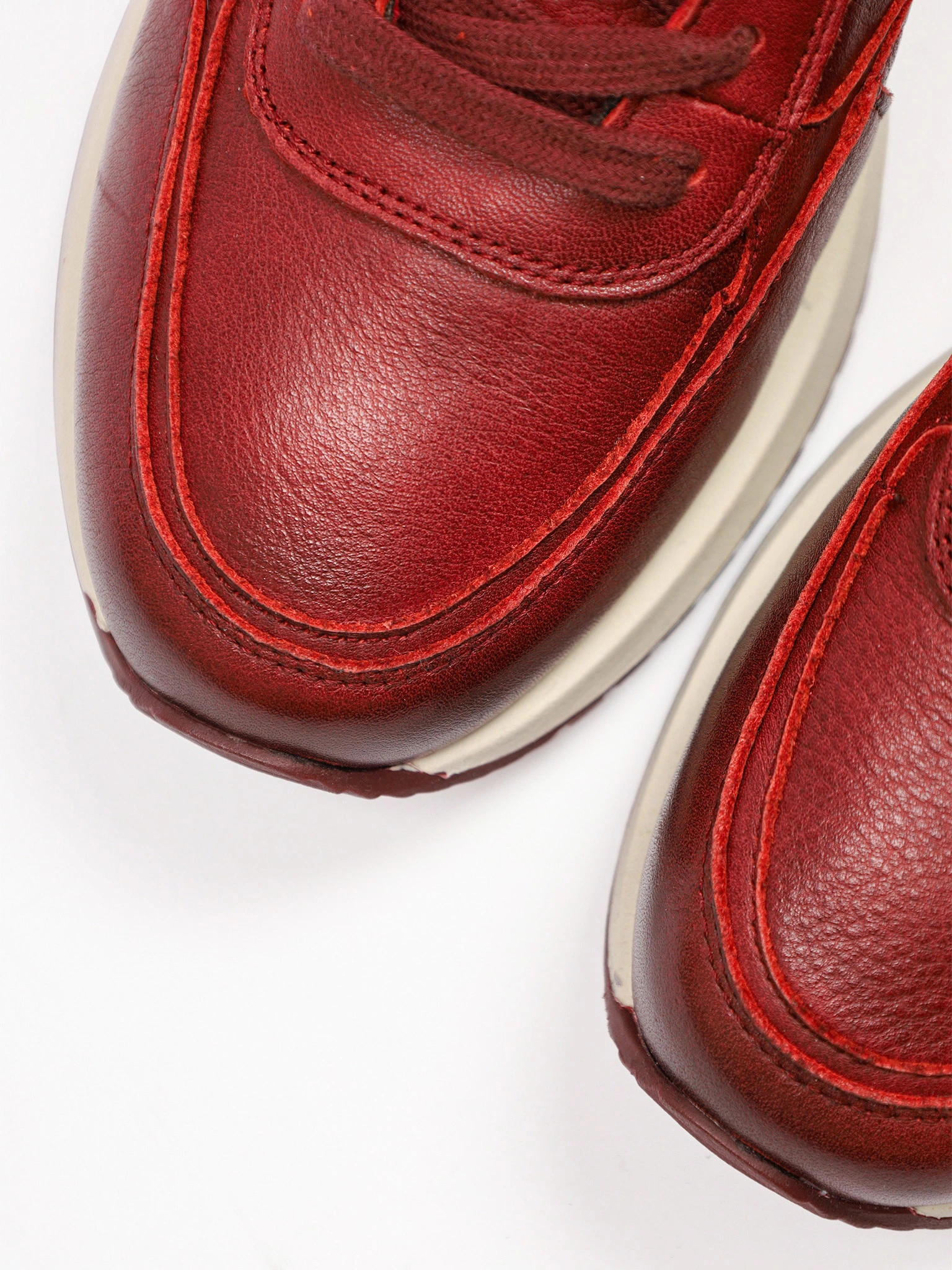 Ботинки красного цвета на низкой подошве